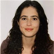 Profesora de cualquier materia imparte clases a niños de todas las edades